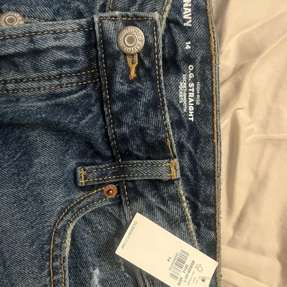 Never worn, old navy high rise shorts! - Picture 3 of 3